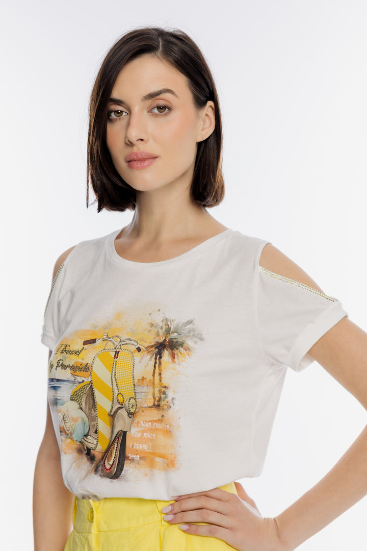 Biały t-shirt z grafiką skutera i żółte szorty