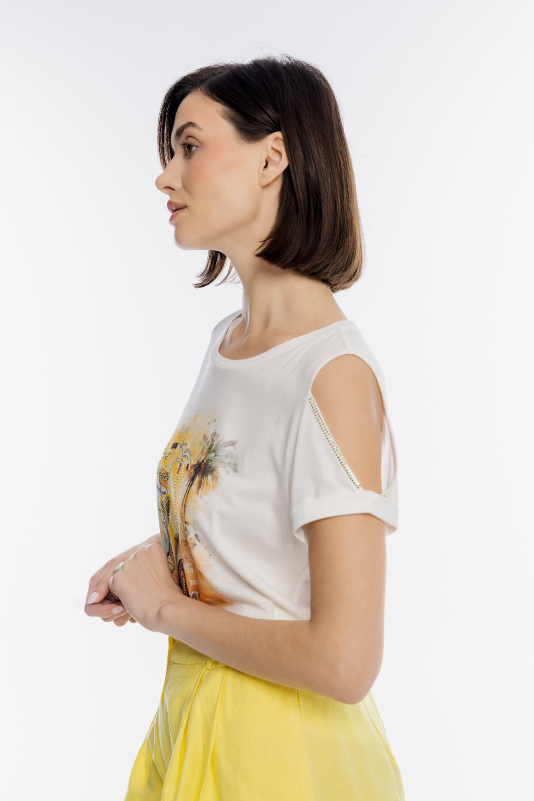 Biały t-shirt z grafiką skutera i żółte szorty