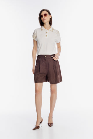 Kremowa koszulka polo i brązowe lniane szorty