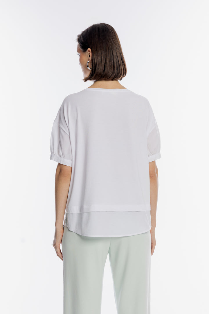 Biały t-shirt z kwiatowym nadrukiem i miętowe spodnie