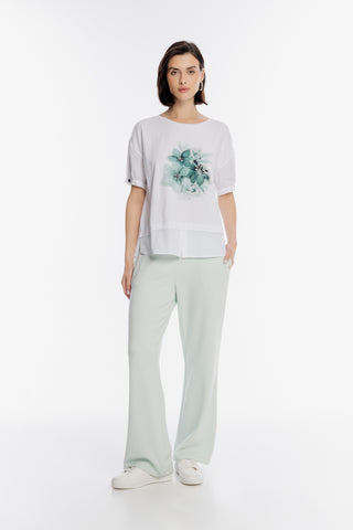 Biały t-shirt z kwiatowym nadrukiem i miętowe spodnie