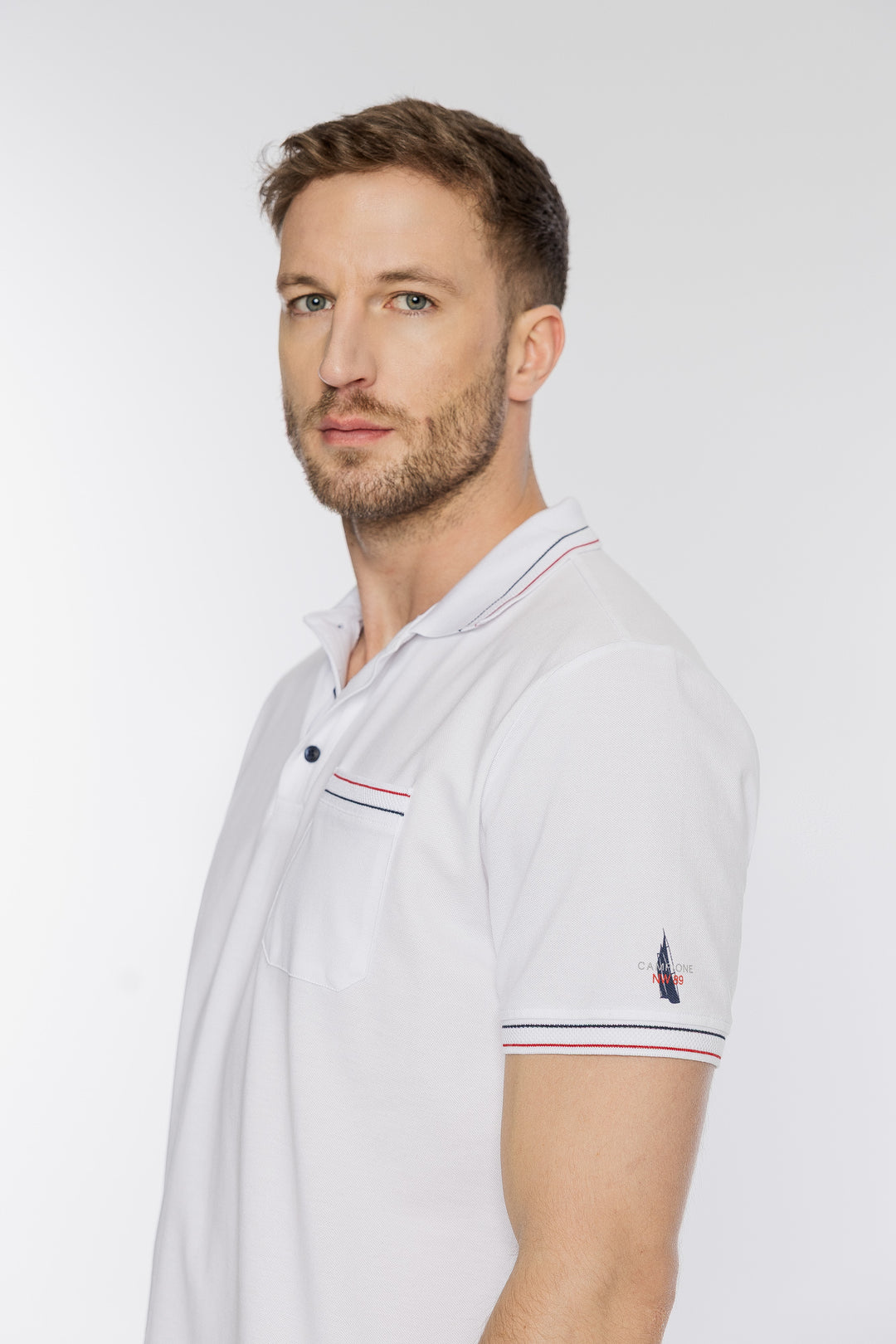 Klasyczna biała męska koszulka polo z kieszonką