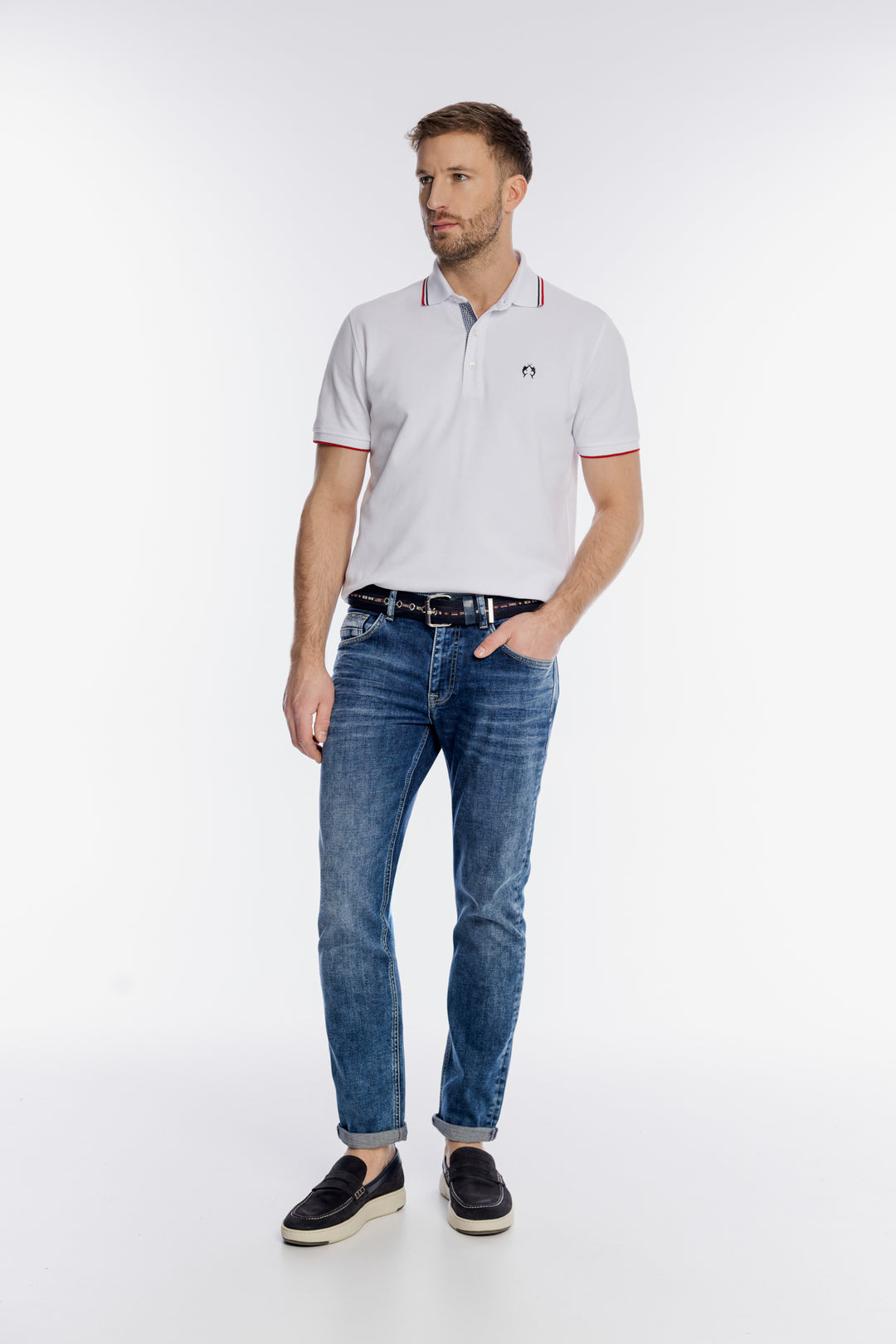 Biała męska koszulka polo z czerwonymi detalami