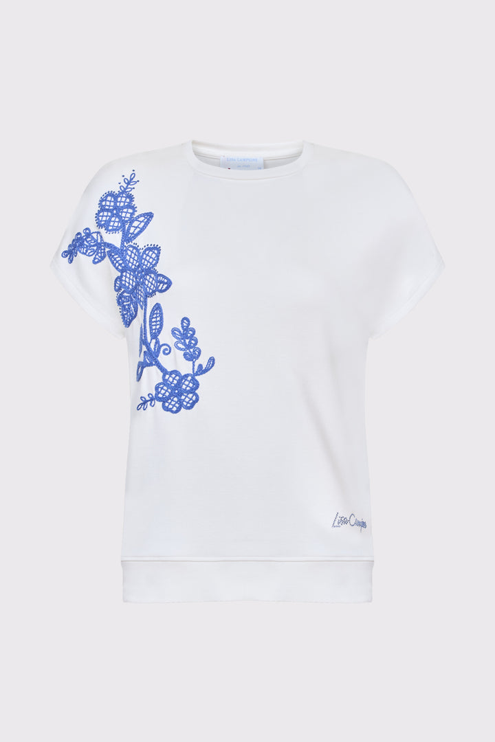 Kremowy t-shirt z haftem i niebieskie spodnie dresowe
