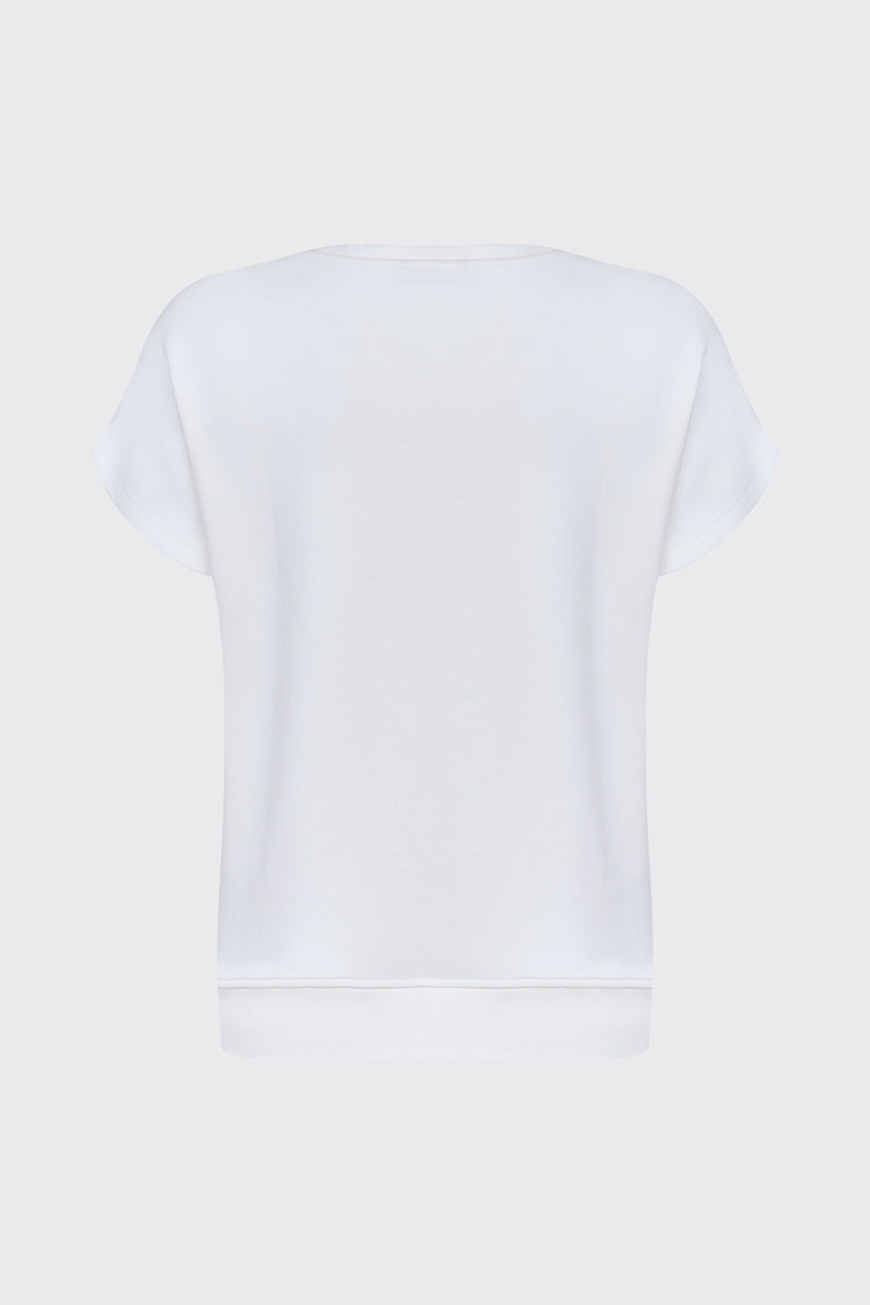 Kremowy t-shirt z haftem i niebieskie spodnie dresowe