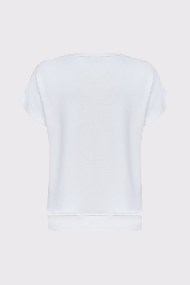Kremowy t-shirt z haftem i niebieskie spodnie dresowe
