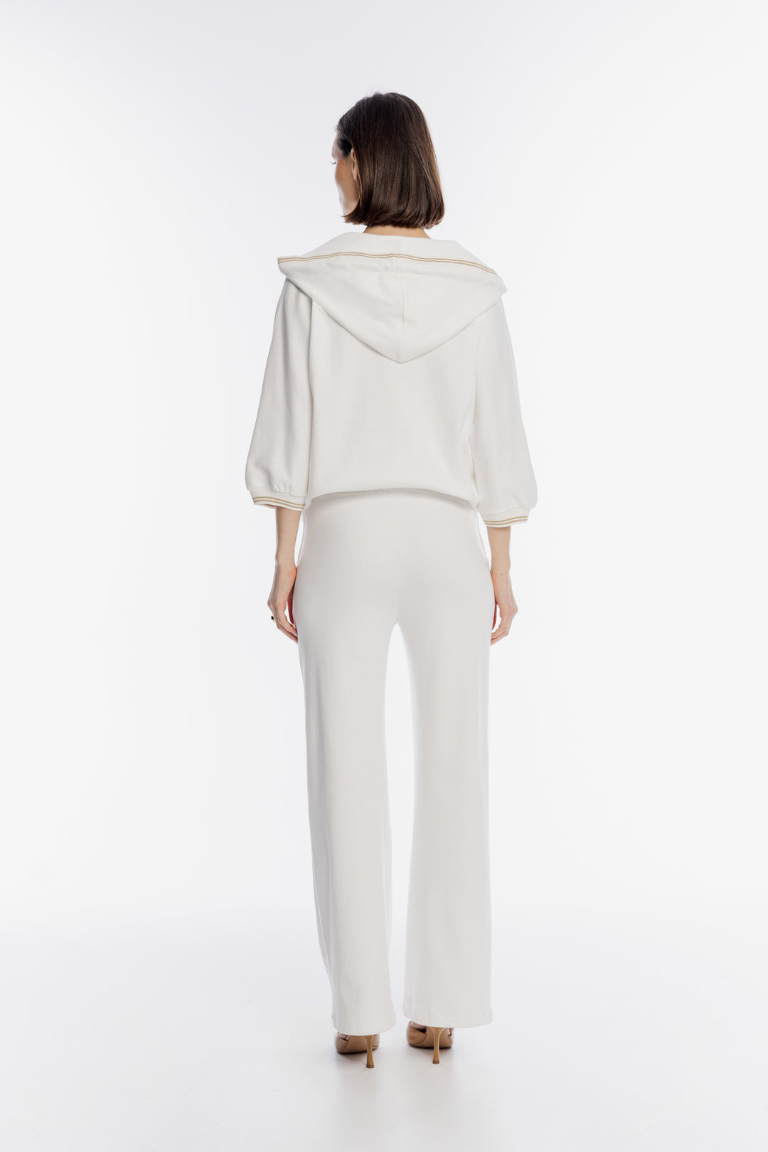 Białe spodnie dresowe damskie z szeroką nogawką