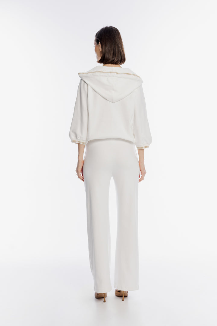 Białe spodnie dresowe damskie z szeroką nogawką