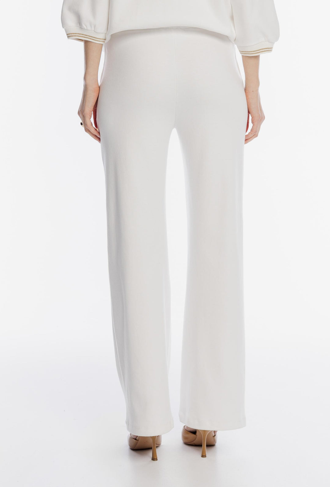 Białe spodnie dresowe damskie z szeroką nogawką