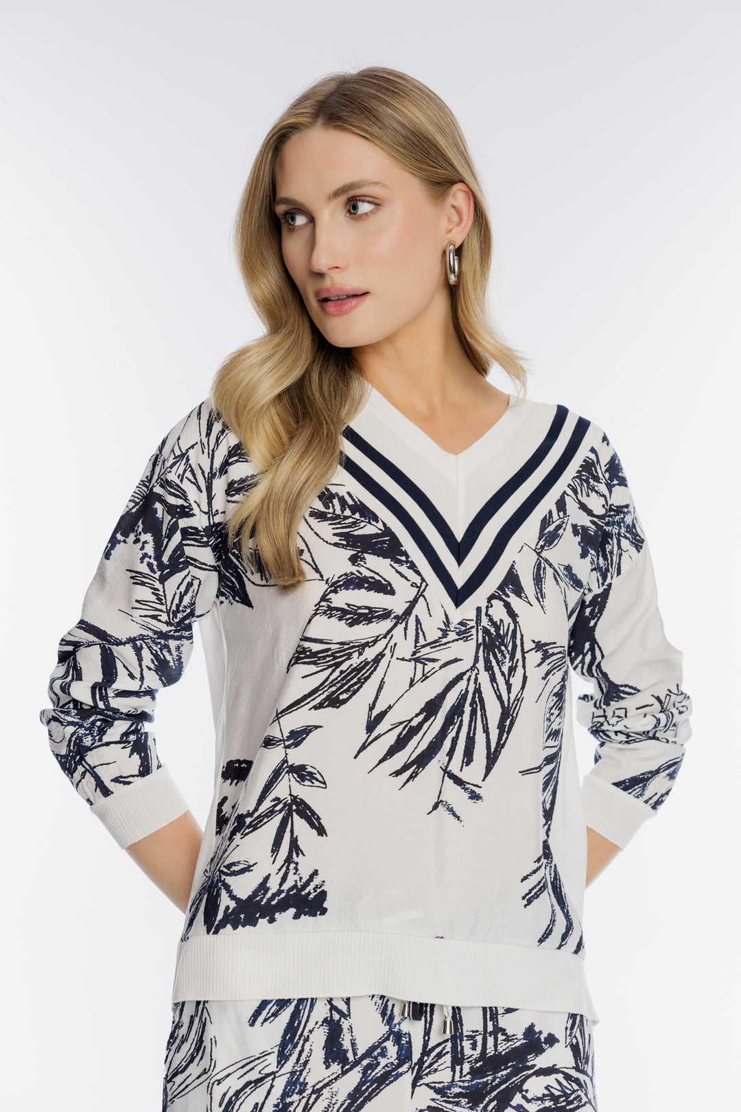 Biały komplet Campione z granatowym tropikalnym printem