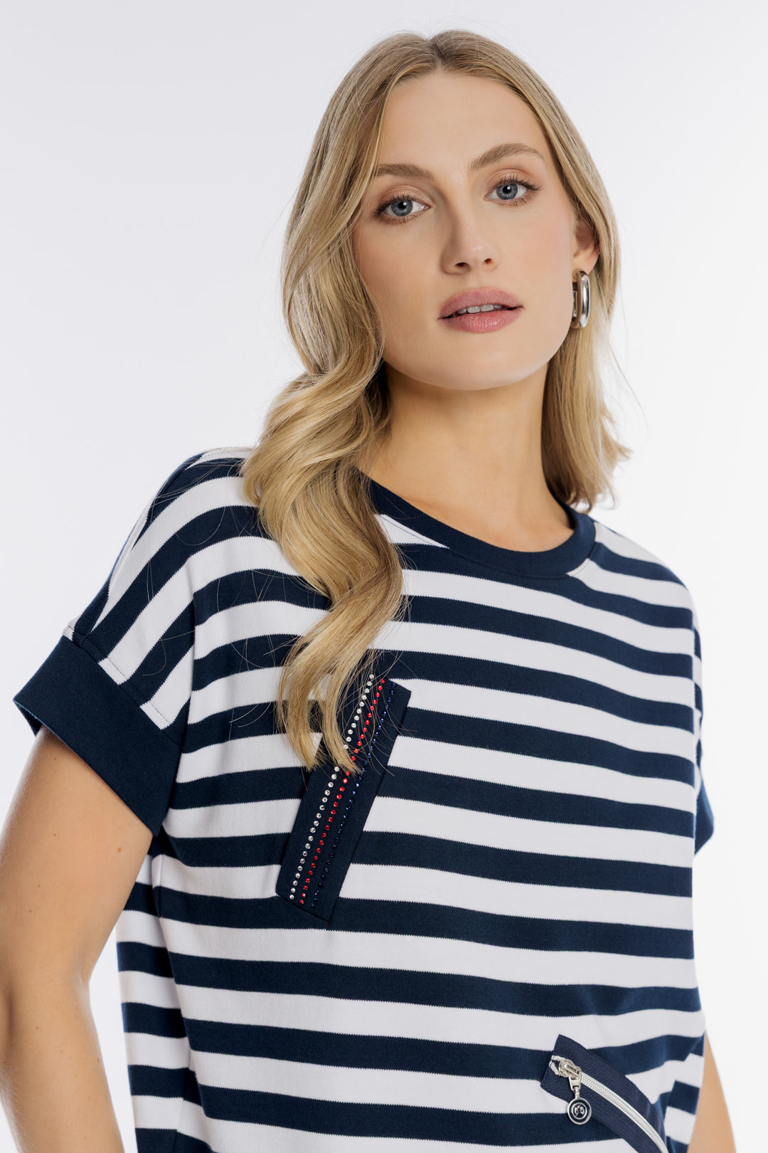 Granatowo-biały t-shirt w paski z ozdobnymi zamkami