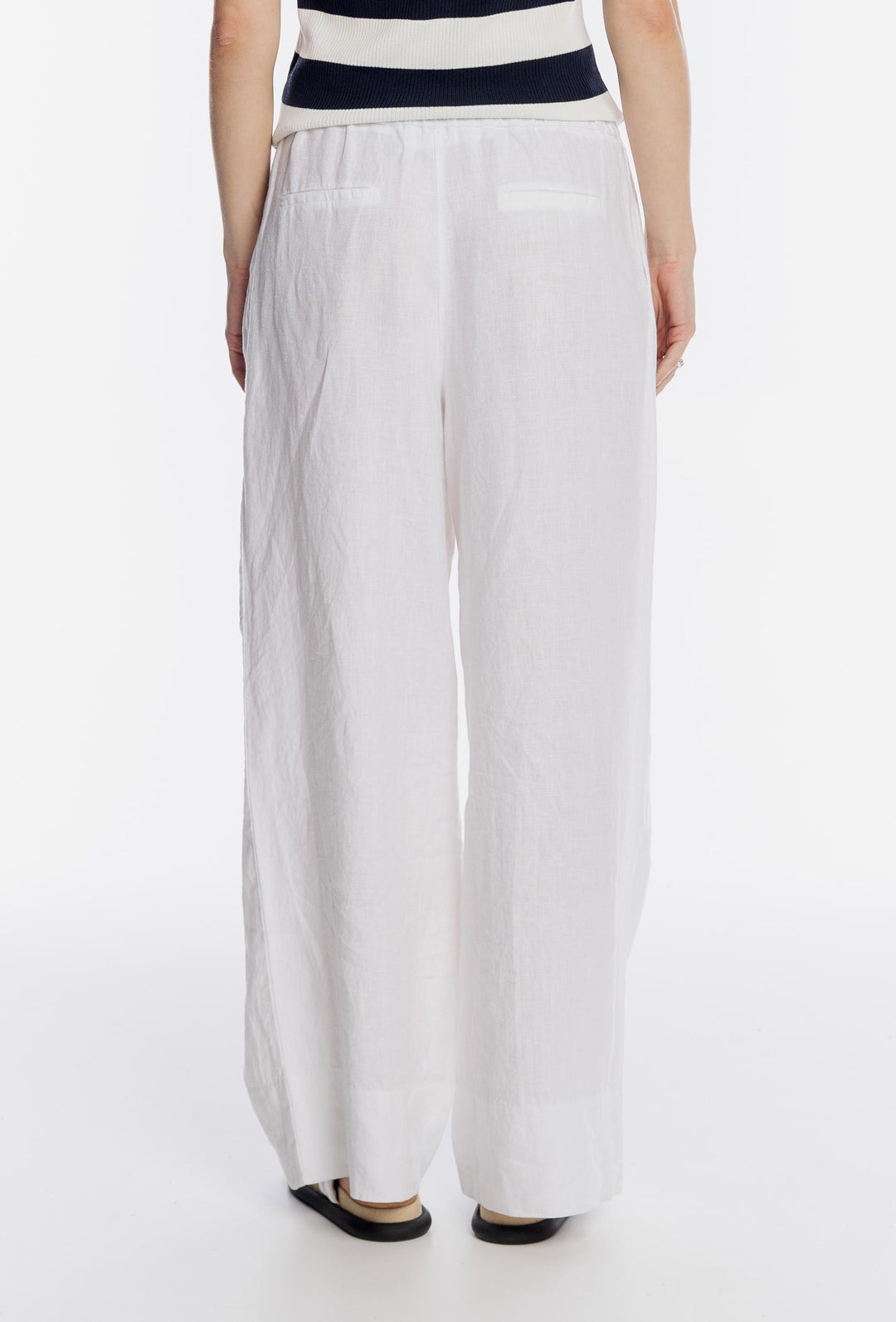 Białe lniane spodnie damskie z szerokimi nogawkami