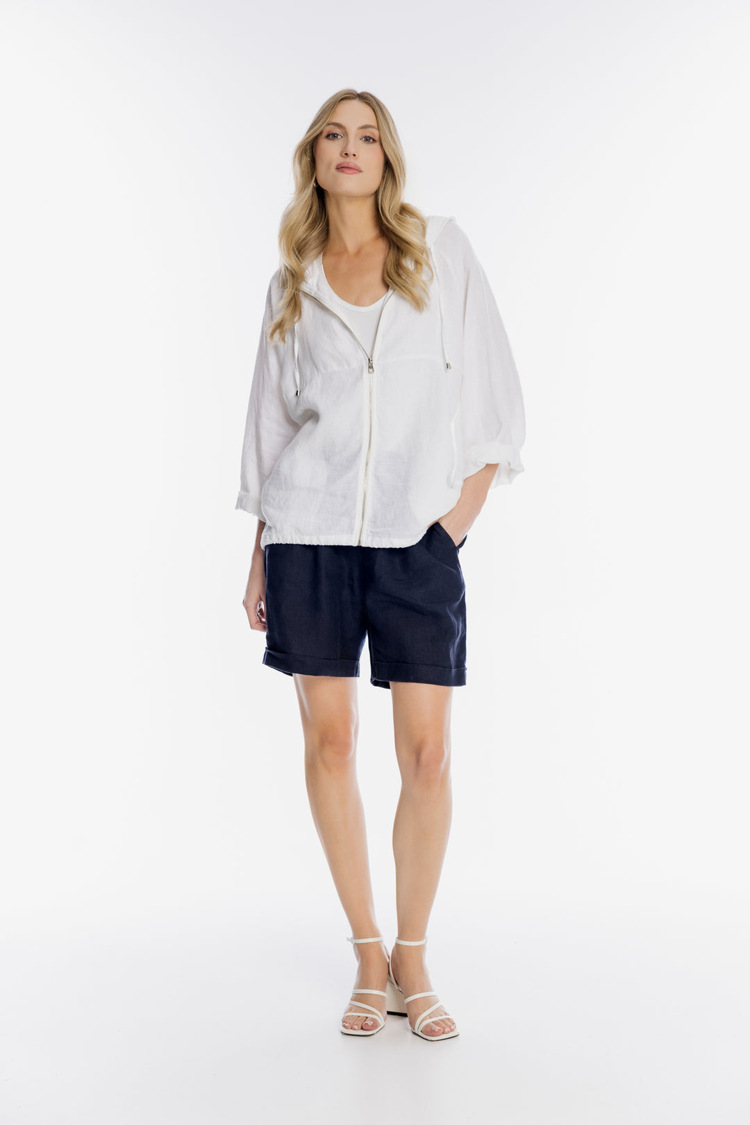 Biała lniana bluza z kapturem i zdobieniem