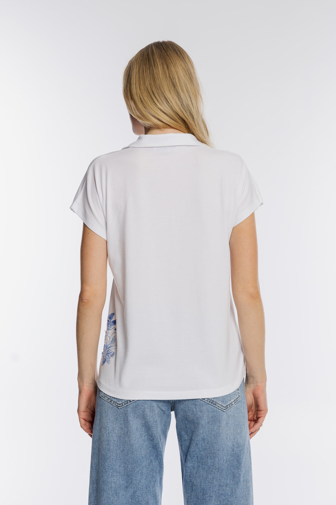 Biały T-shirt z haftem i ażurowym wycięciem