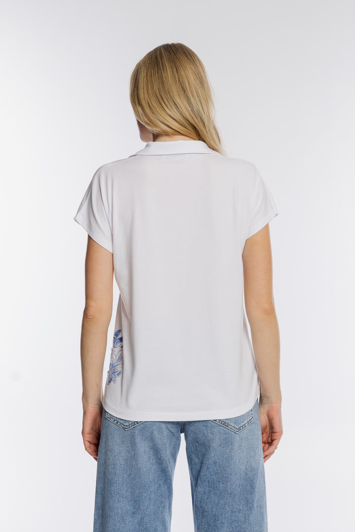 Biały T-shirt z haftem i ażurowym wycięciem