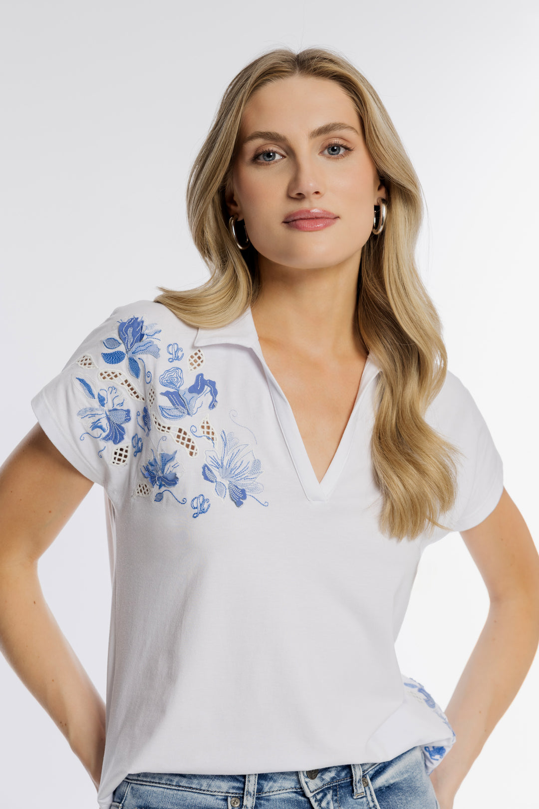 Biały T-shirt z haftem i ażurowym wycięciem
