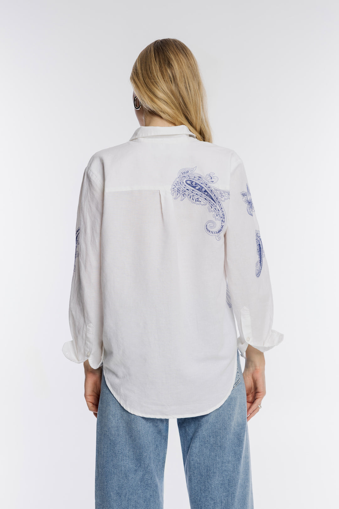 Biała lniana koszula z niebieskim haftem paisley
