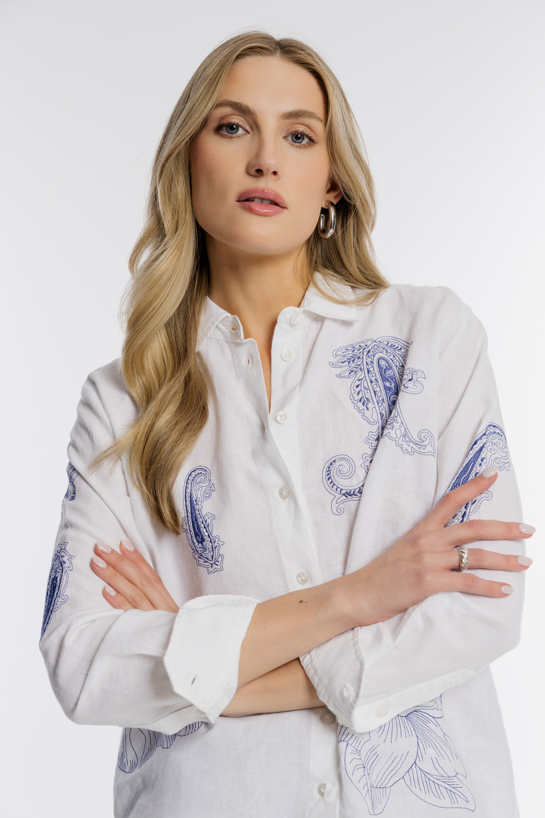 Biała lniana koszula z niebieskim haftem paisley