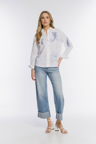 Biała lniana koszula z haftem paisley i szerokie dżinsy