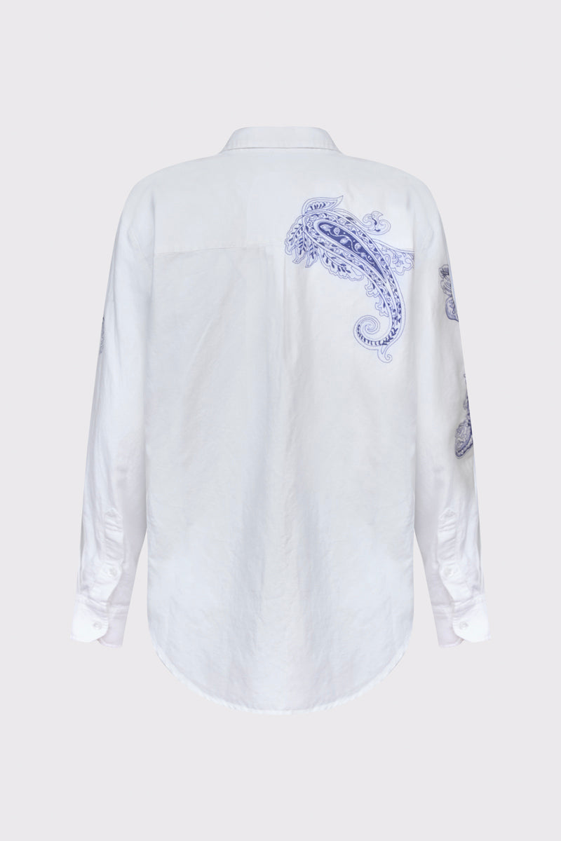 Biała lniana koszula z niebieskim haftem paisley
