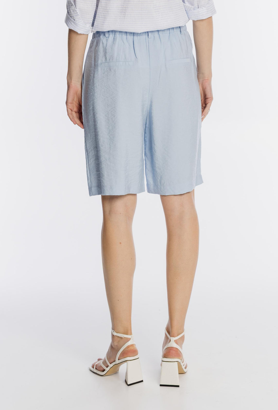 Błękitne szorty damskie z wysokim stanem i zakładkami