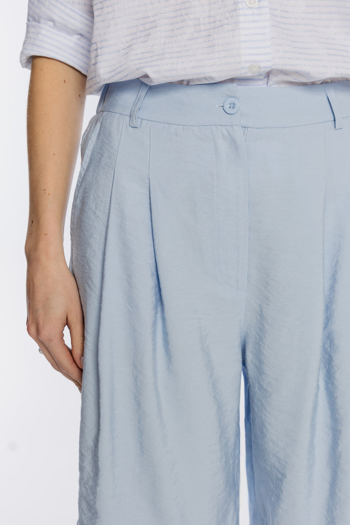 Błękitne szorty damskie z wysokim stanem i zakładkami