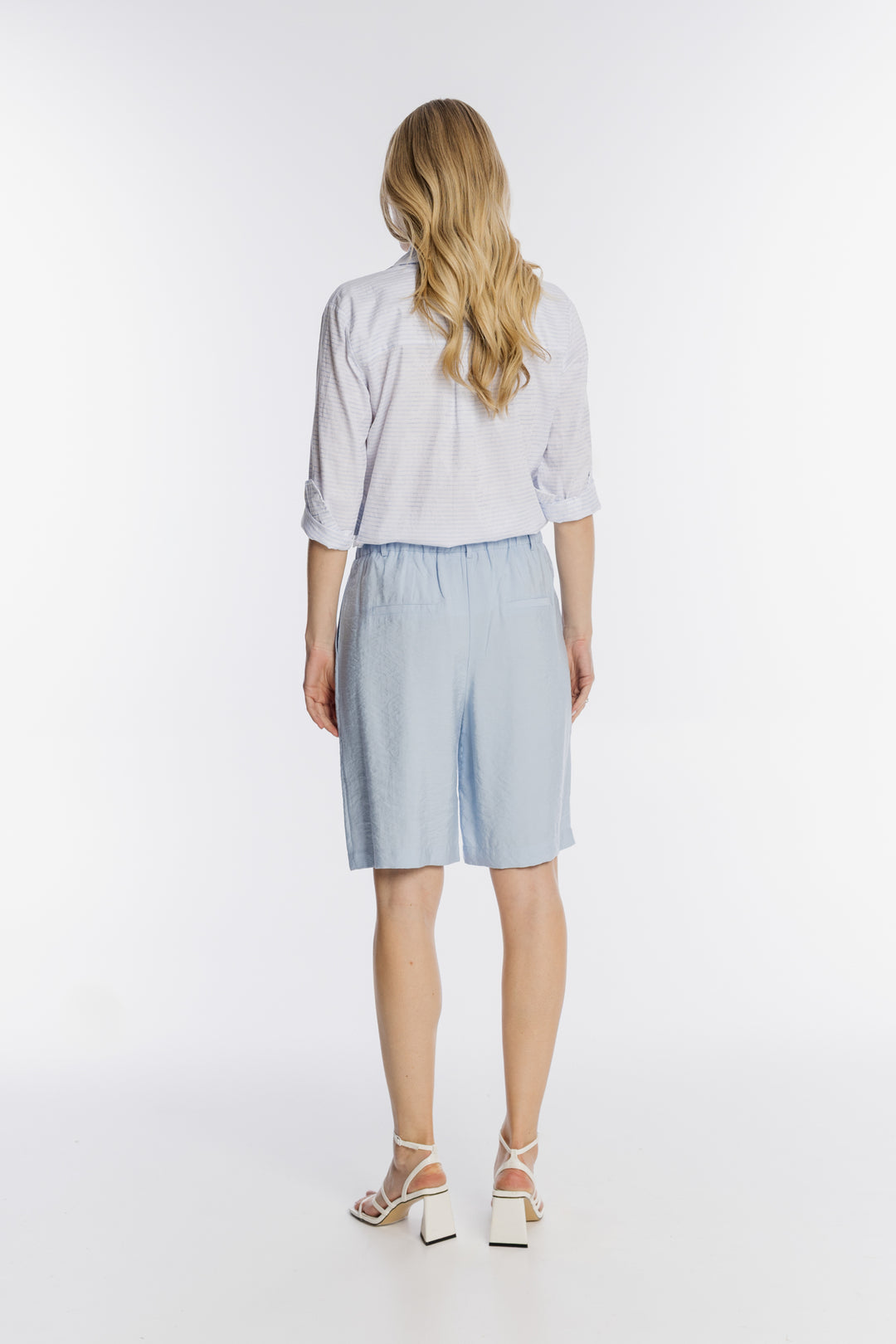 Błękitne szorty damskie z wysokim stanem i zakładkami