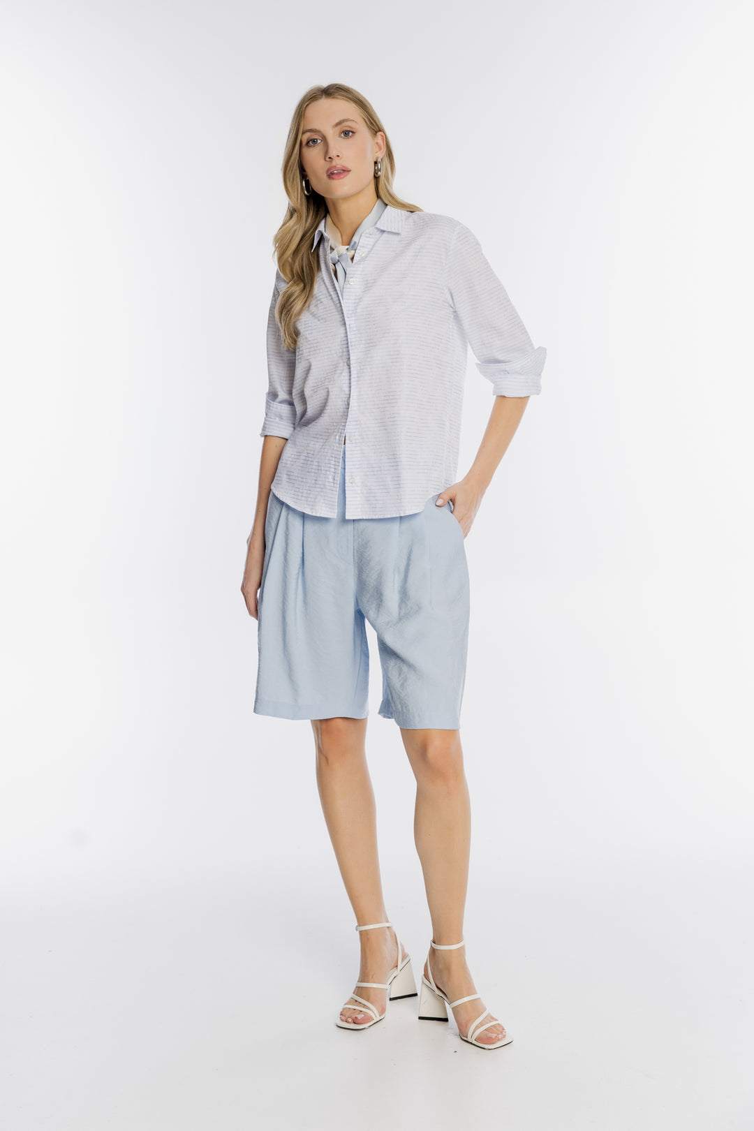 Klasyczna błękitna koszula damska w delikatne prążki