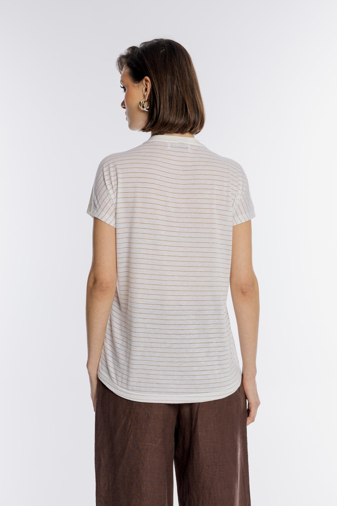 Elegancki T-shirt damski z biżuteryjną aplikacją i paskami
