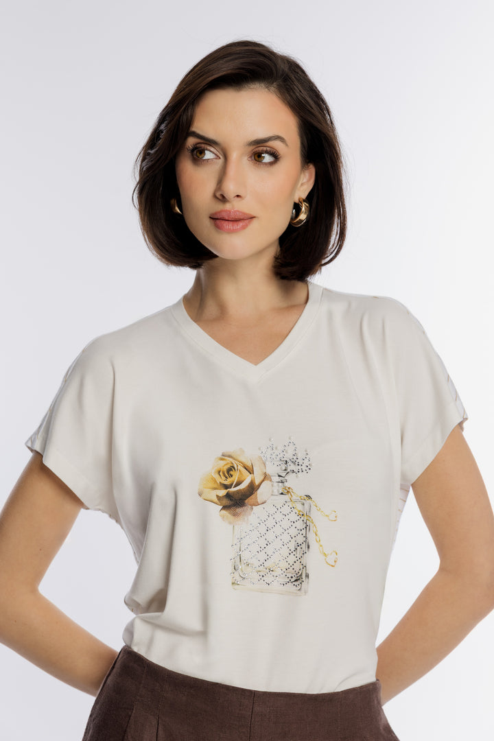 Elegancki T-shirt damski z biżuteryjną aplikacją i paskami