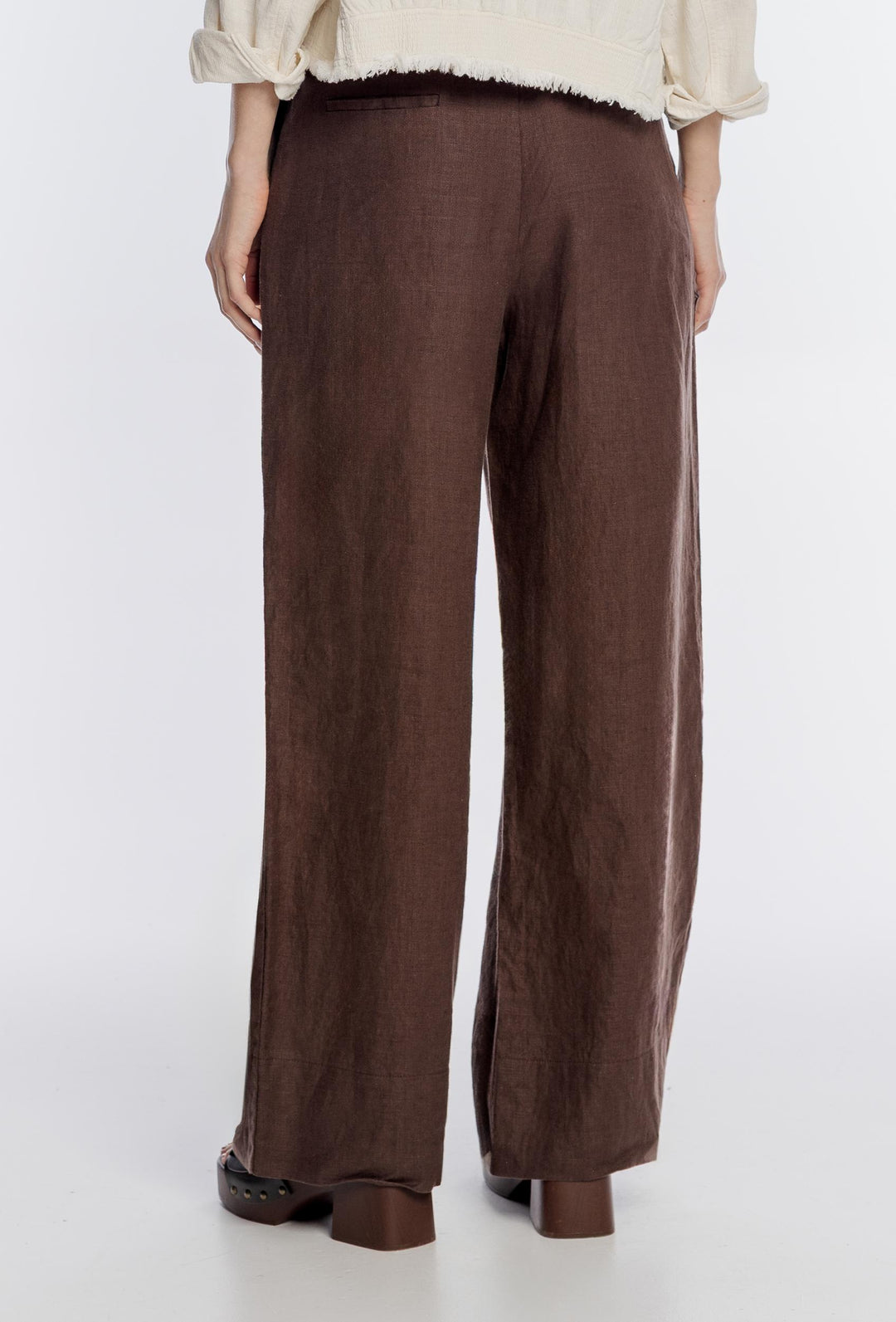 Brązowe lniane spodnie damskie z szerokimi nogawkami