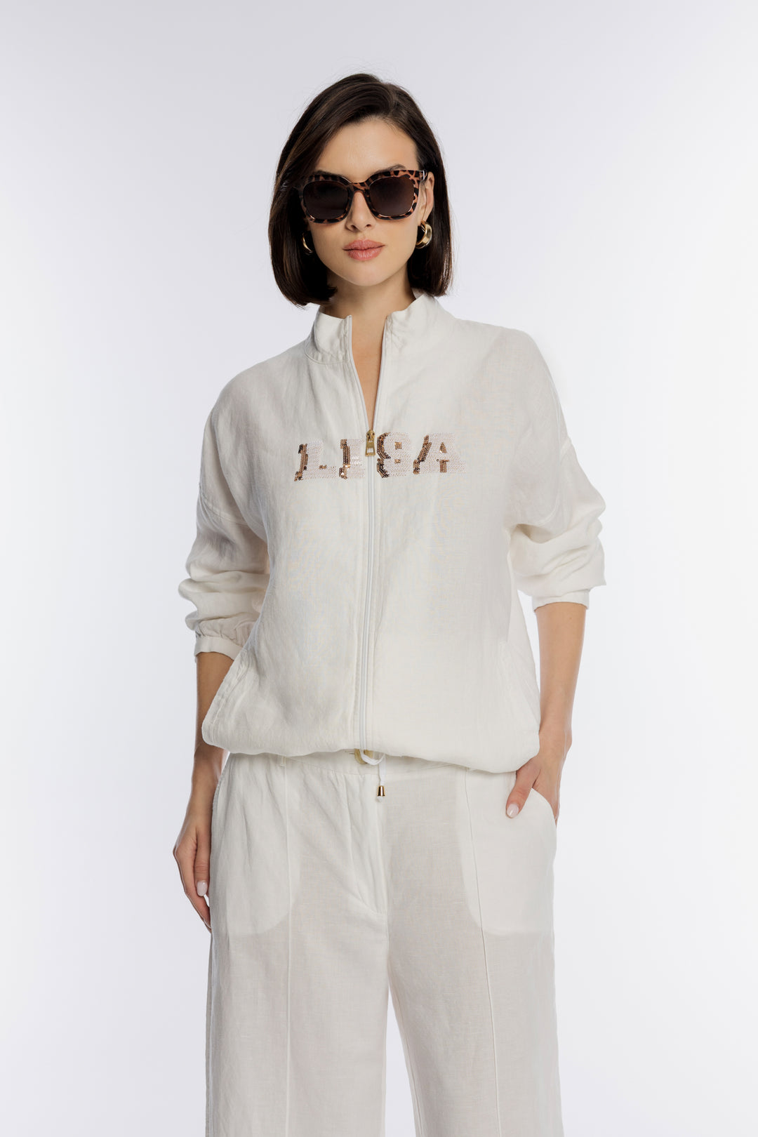 Biały komplet z bluzą i szerokimi lnianymi spodniami