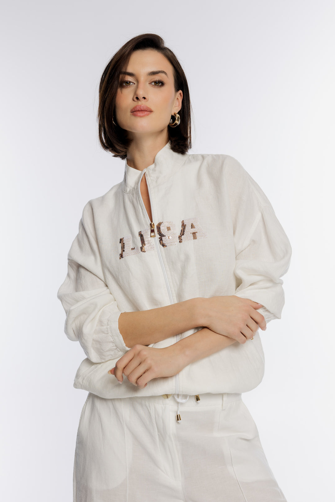 Biała bluza rozpinana ze złotym napisem