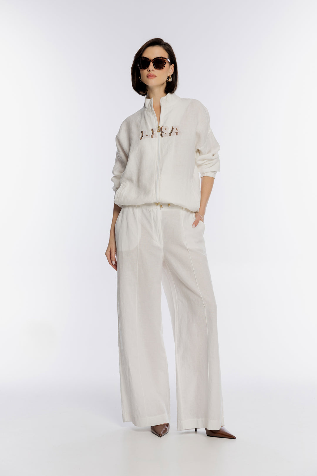 Biała bluza rozpinana ze złotym napisem