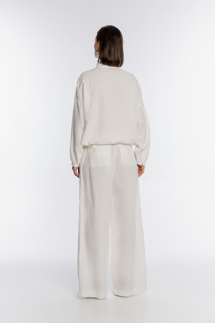 Biały komplet z bluzą i szerokimi lnianymi spodniami