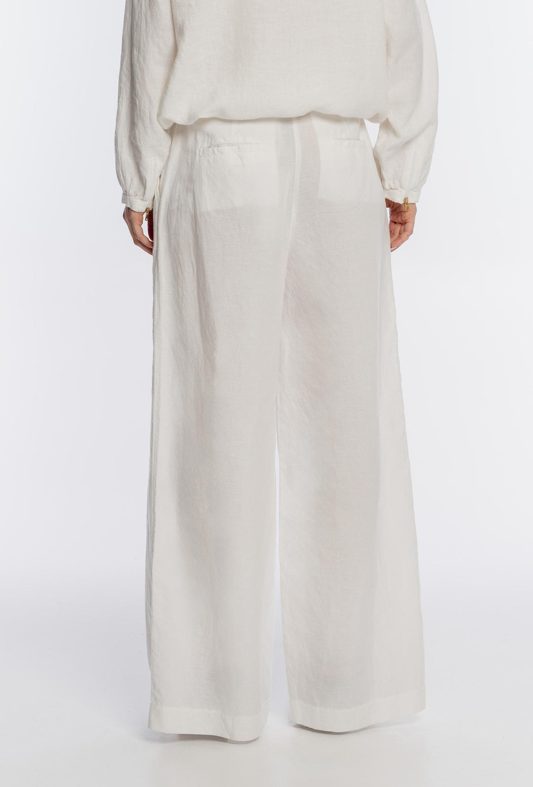 Biały komplet z bluzą i szerokimi lnianymi spodniami
