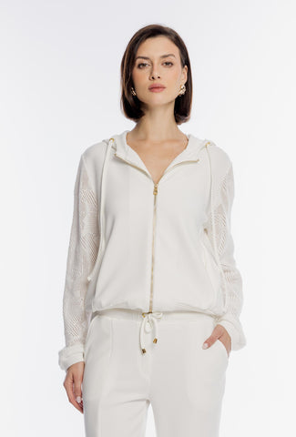 Elegancka biała bluza z kapturem i ażurowymi rękawami