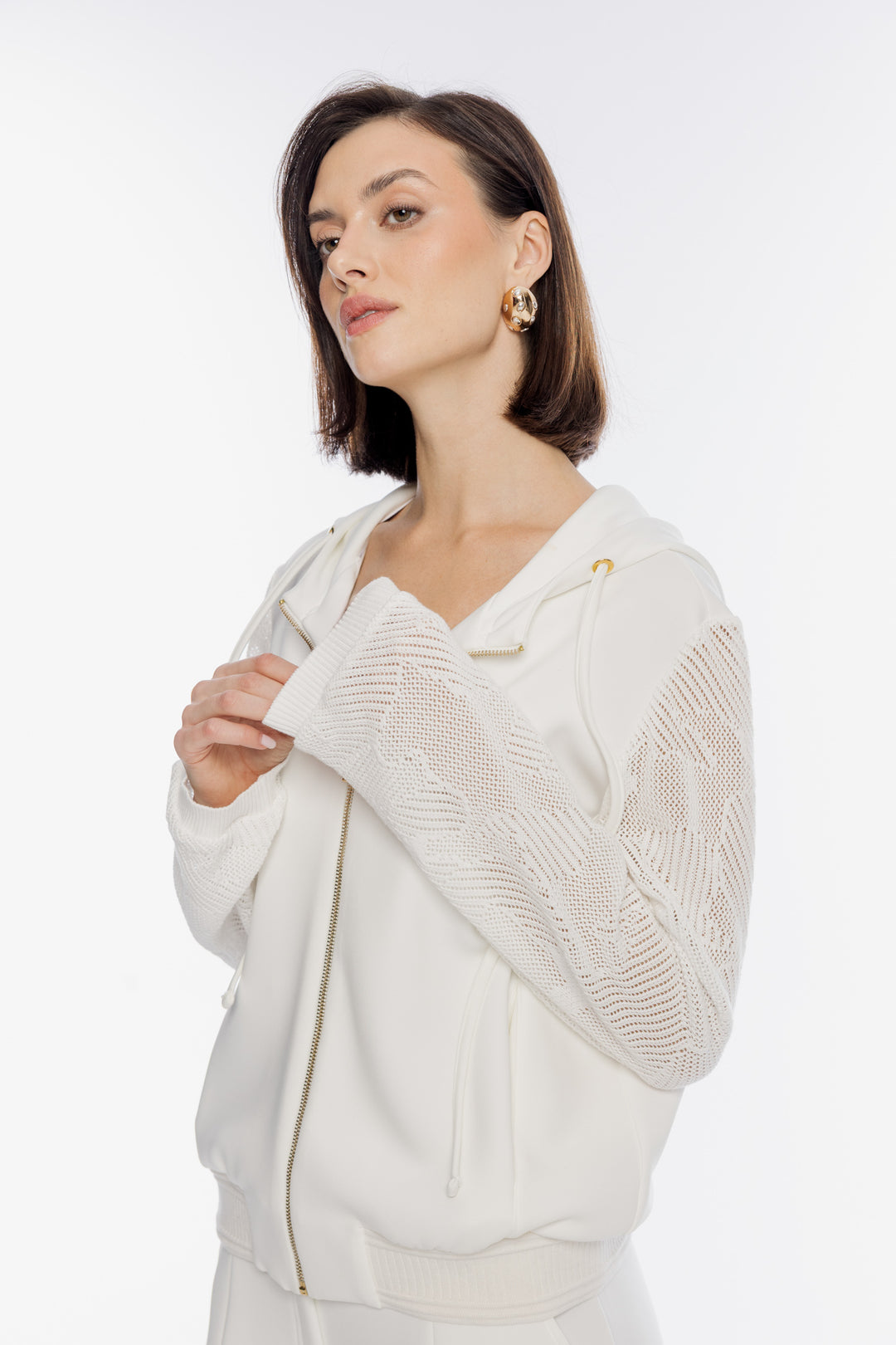 Elegancka biała bluza z kapturem i ażurowymi rękawami