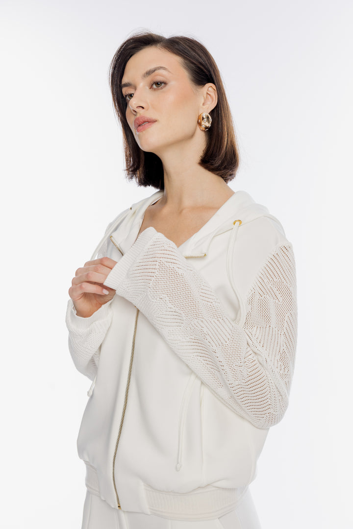 Elegancka biała bluza z kapturem i ażurowymi rękawami