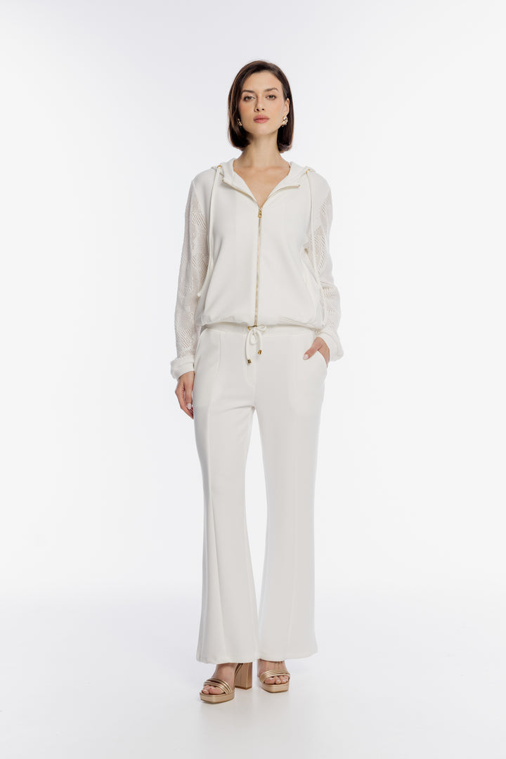 Eleganckie białe spodnie dresowe z kantem i złotymi detalami