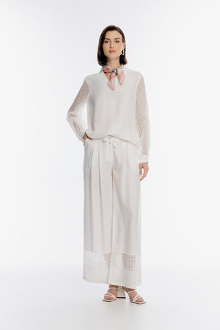 Elegancki biały komplet z ażurowymi rękawami i szerokimi spodniami