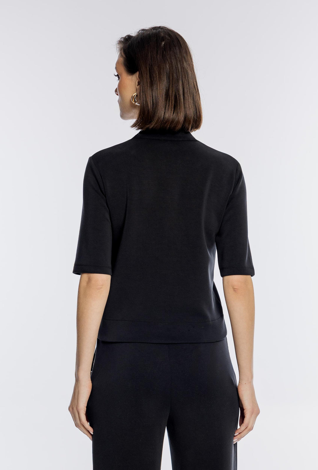 Czarna rozpinana bluzka z krótkim rękawem i stójką