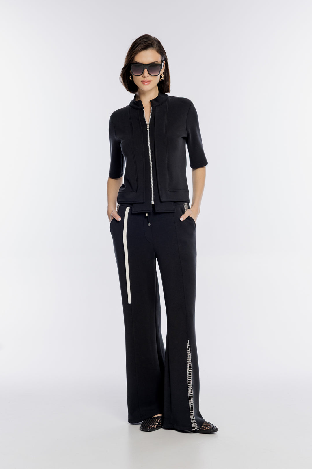 Czarna rozpinana bluzka z krótkim rękawem i stójką