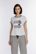 Biały t-shirt z ozdobnym nadrukiem i czarną lamówką