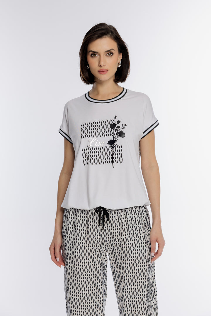 Biały t-shirt z ozdobnym nadrukiem i czarną lamówką