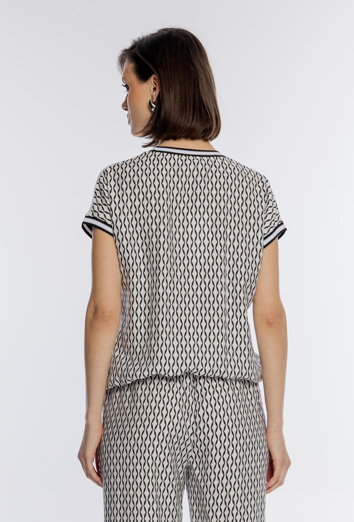 Biały t-shirt z ozdobnym nadrukiem i czarną lamówką