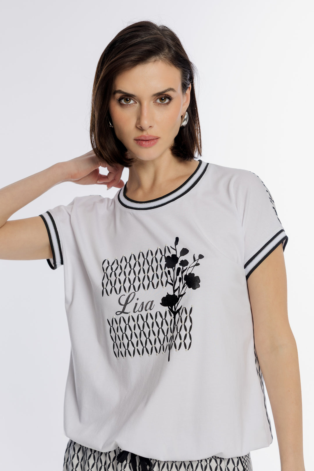 Biały t-shirt z ozdobnym nadrukiem i czarną lamówką