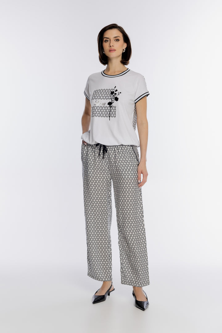 Biały t-shirt z ozdobnym nadrukiem i czarną lamówką