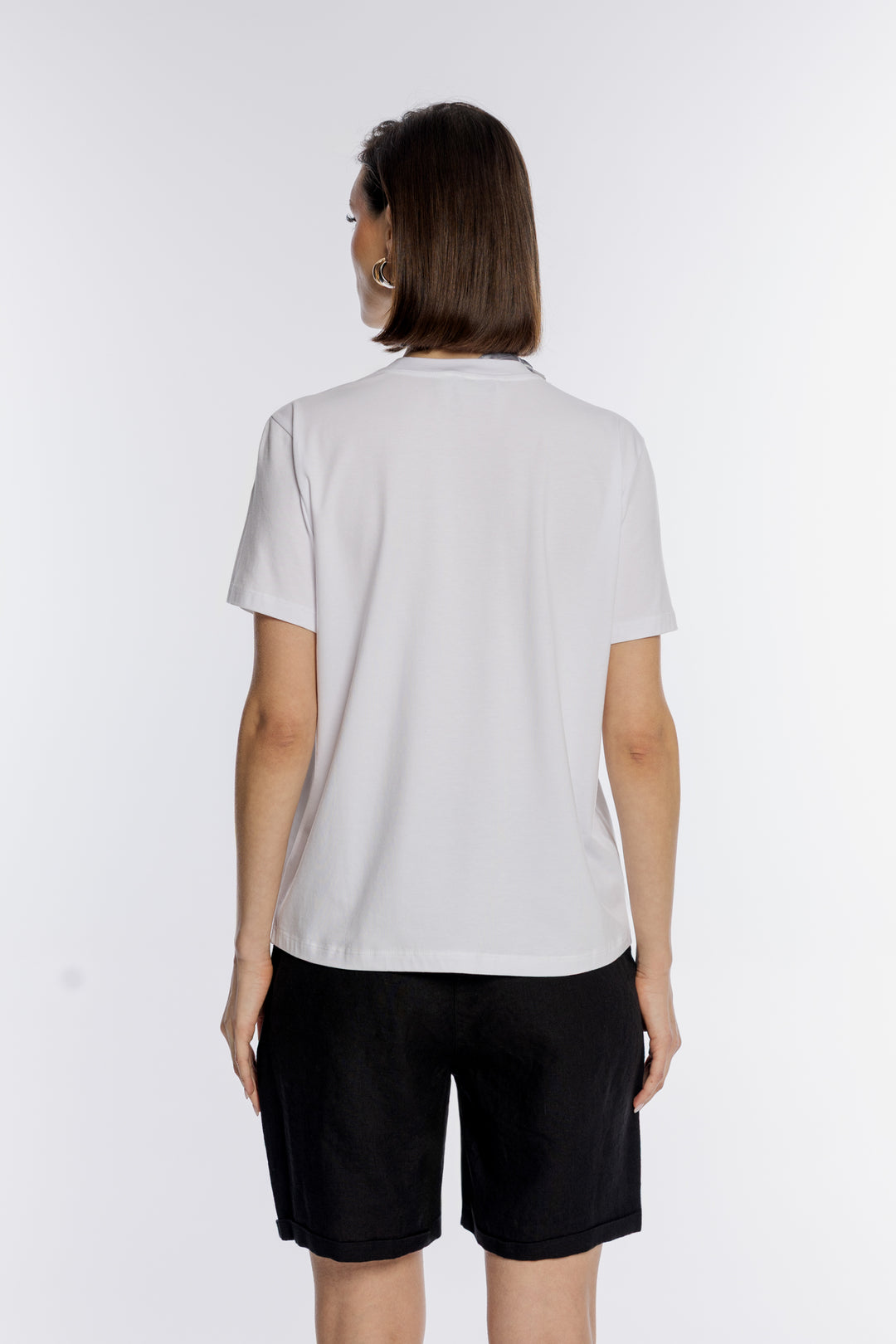 Biały T-shirt z ozdobną aplikacją i motywem liścia