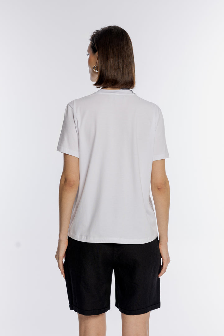 Biały T-shirt z ozdobną aplikacją i motywem liścia